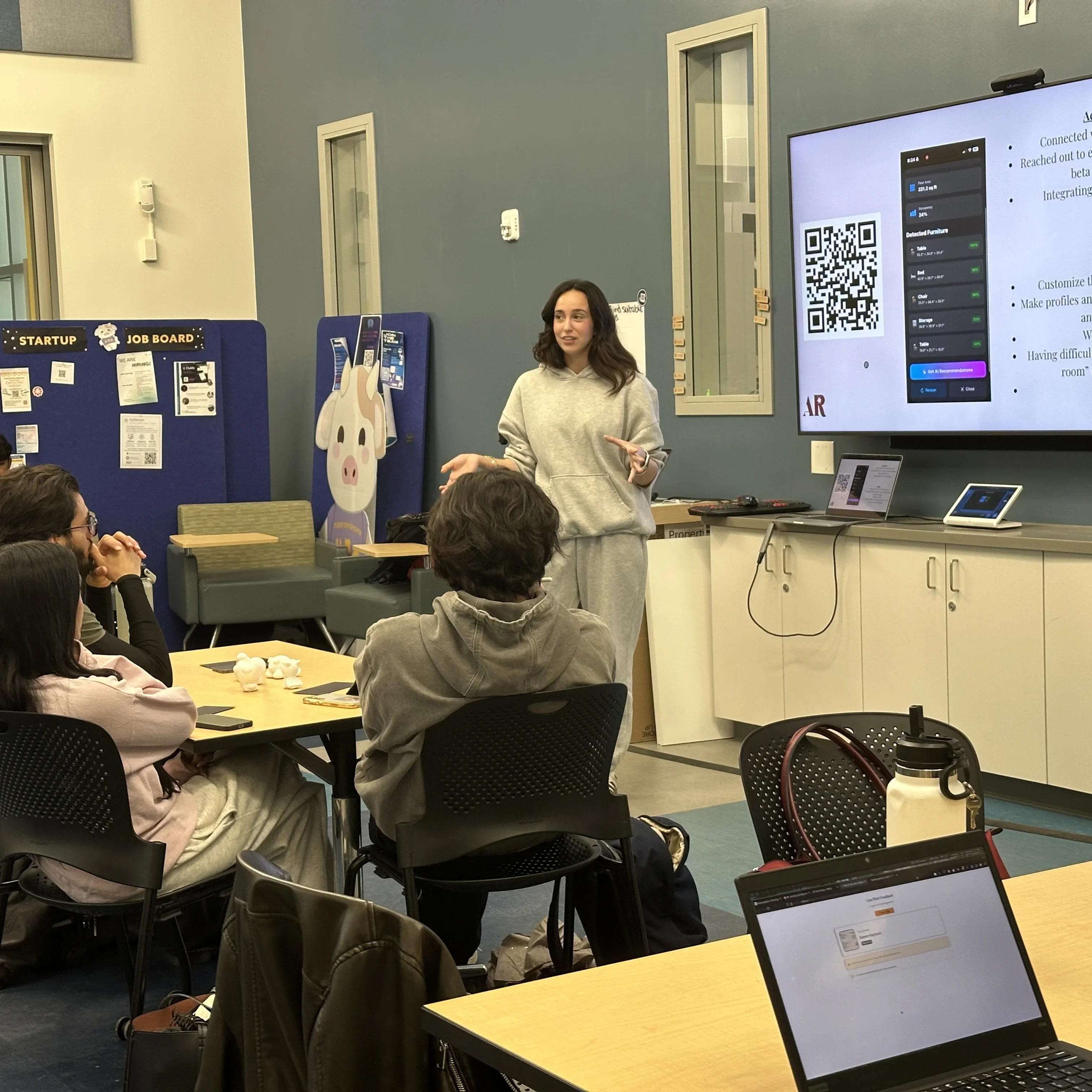 Student practicing pitch presentation with Altitut